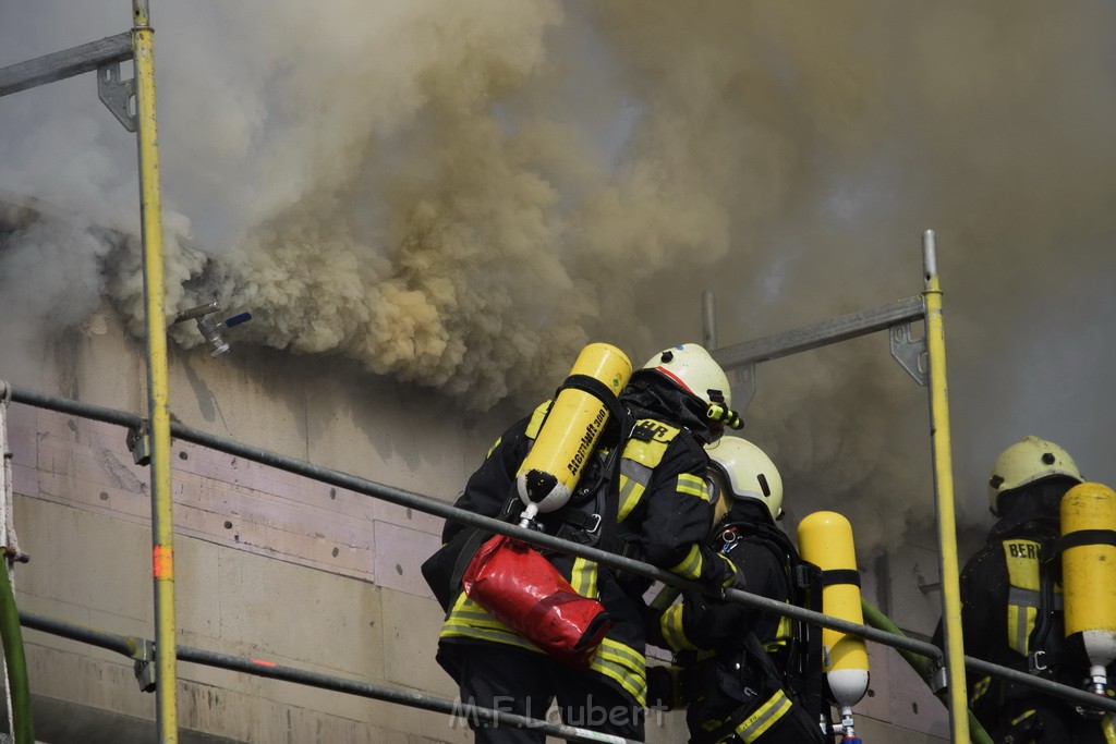 Dachstuhlbrand Koeln Poll Geislarerstr P165.JPG - Miklos Laubert